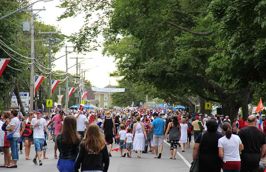 La foule se rassemble dans les rues pour le Tintamarre