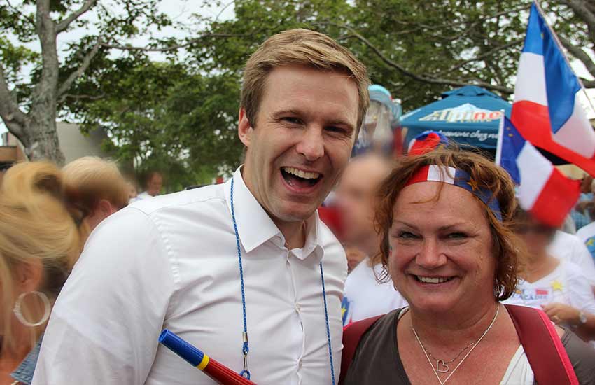 Une photo au milieu de la foule en présence de Brian Gallant