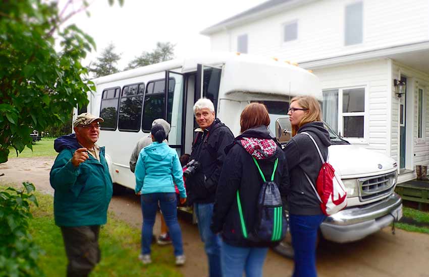 Nous montons dans le mini-bus qui va nous mener à l'observatoire