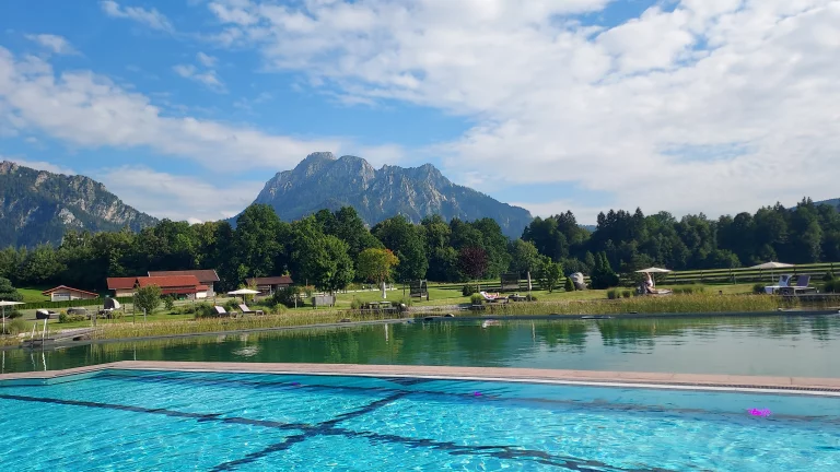 Une vue imprenable sur les alpes de l'Allgäu depuis l'hôtel König Ludwig.
