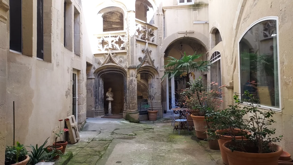 Une ancienne sortie de la collégiale donne sur une cour privée
