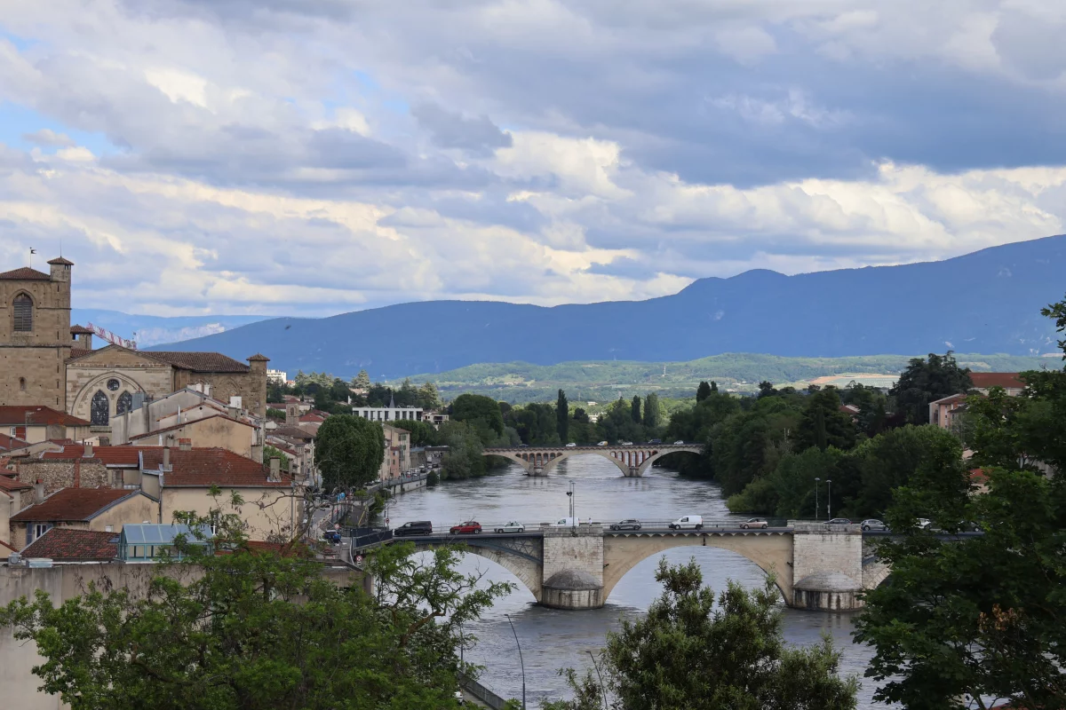 Depuis le Belvédère on a la meilleure vue sur Romans (à gauche), séparée par l'Isère de Bourg-de-Péage, sa ville sœur