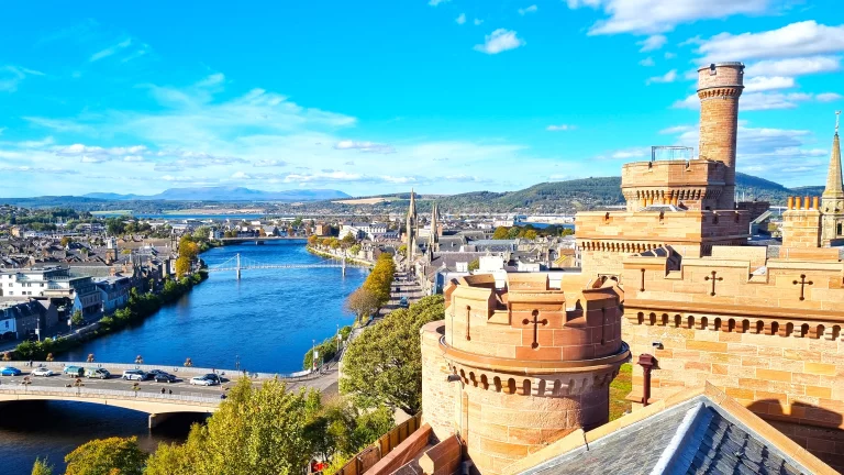 Le château d'Inverness surplombe la rivière Ness. Photos Françoise Marissal