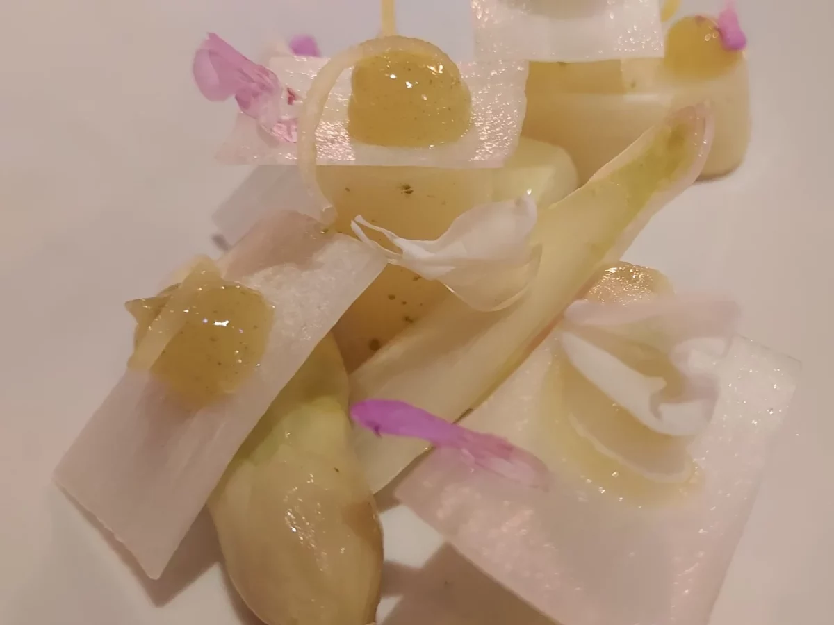 Asperge blanche, lait de coco, cédrats, sauge